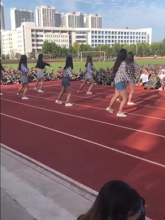 潍坊军训跳舞吃瓜网,校园生活趣味横生
